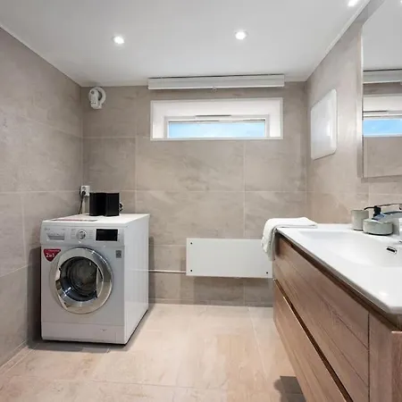 Practical Basement With Comforts Close To Centre Apartment *