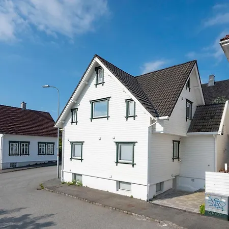 Apartment Practical Basement With Comforts Close To Centre