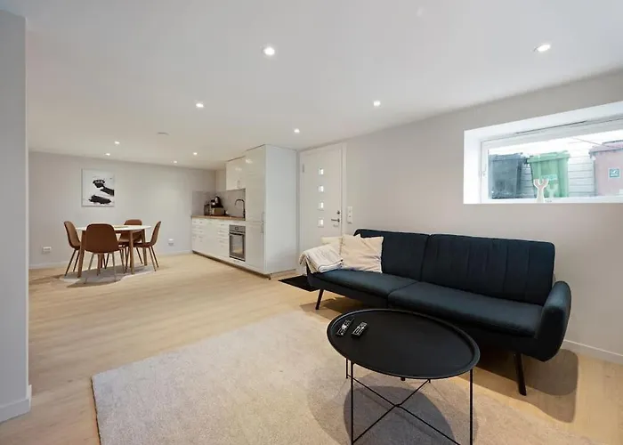 Practical Basement With Comforts Close To Centre Apartment *