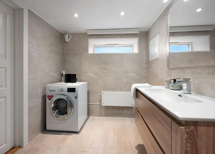 Practical Basement With Comforts Close To Centre Apartment *