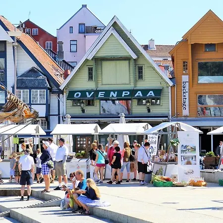 Practical Basement With Comforts Close To Centre شقة *